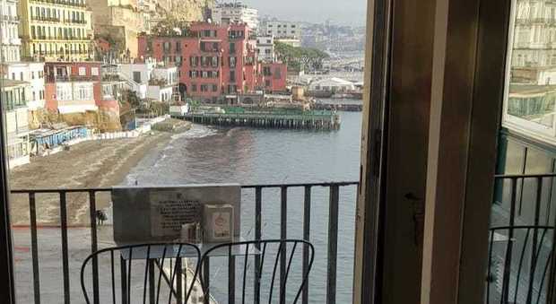 Napoli, raid a palazzo Donn'Anna e furto al Bar Moccia: «È emergenza sicurezza a Posillipo»