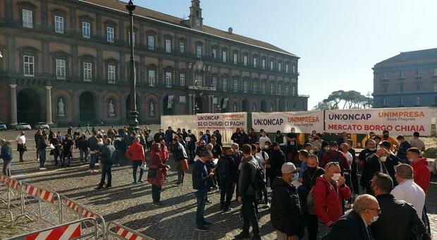 Lockdown a Napoli, protestano gli ambulanti: «Perché ci hanno chiusi se siamo zona gialla?»