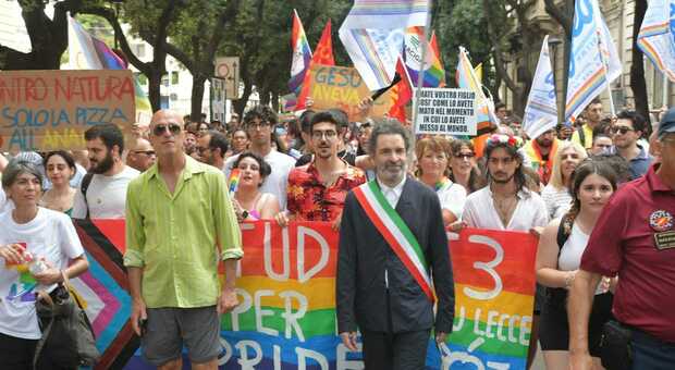 In tremila al Salento Pride, in corteo anche il sindaco Salvemini: «Tornate ad avere fiducia nella politica»