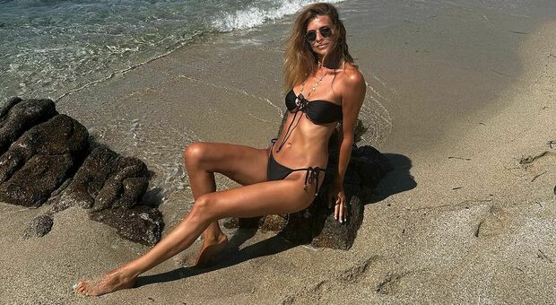 Cristina Chiabotto, le foto in bikini a Mykonos conquistano i fan: «Quando torni in televisione»