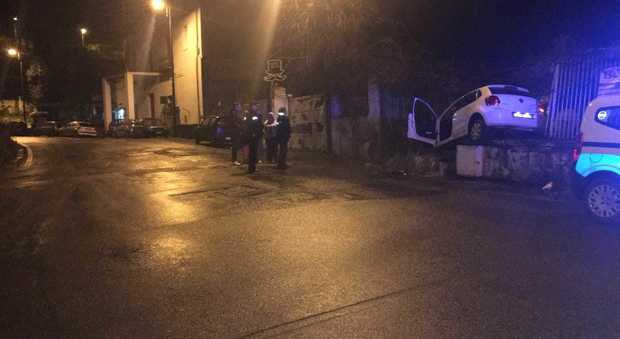 Auto si schianta contro il muro a Coroglio, coppia di fidanzati in ospedale