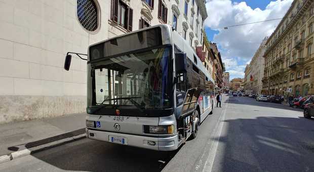 Roma, ancora un bus in panne: caos in via del Tritone