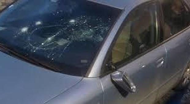 Angri, danneggia l’auto del parroco alla vigilia di Capodanno: denunciato