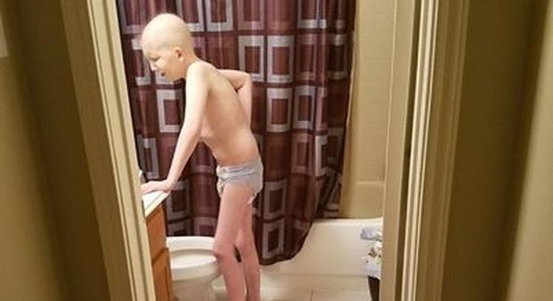 La foto del figlio di 10 anni malato di cancro commuove il web: "Lui è la mia vita"