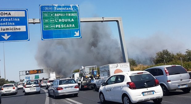 Roma, tre incendi sul Gra: corsie chiuse e traffico in tilt