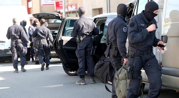 Trèbes, 26 anni e noto ai servizi francesi: l'attentatore aveva prima accompagnato la sorellina a scuola