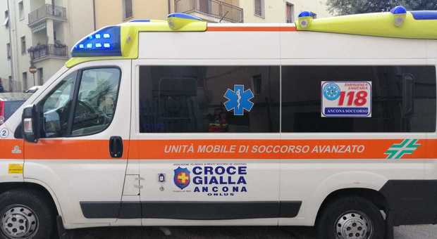 Ancona, cade dallo scooter sul dosso e finisce contro un muro: è grave