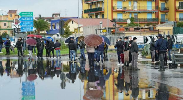 Troppi contagi ad Arzano, scatta il mini lockdown. Commercianti in rivolta bloccano le strade