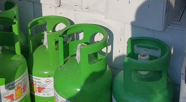 Scafati, trasporta bombole di gas dalla Bulgaria senza permesso: maxi multa