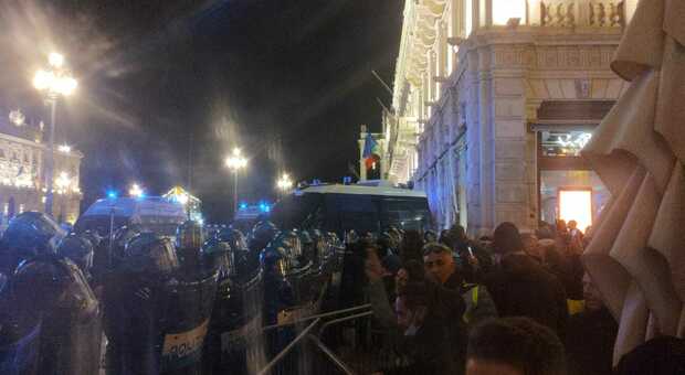 Il corteo a Trieste: tensioni in piazza Unità oggi 6 novembre
