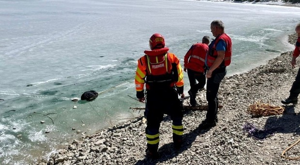 Il ghiaccio cede mentre camminano sul lago di Braies: i soccorritori salvano una famiglia milanese