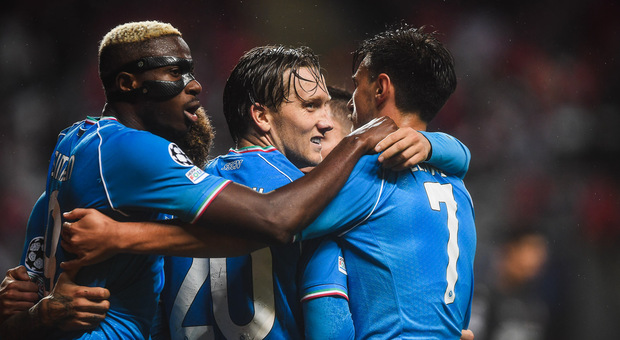 L'abbraccio dei giocatori del Napoli dopo il gol della vittoria a Braga (Foto Ssc Napoli)