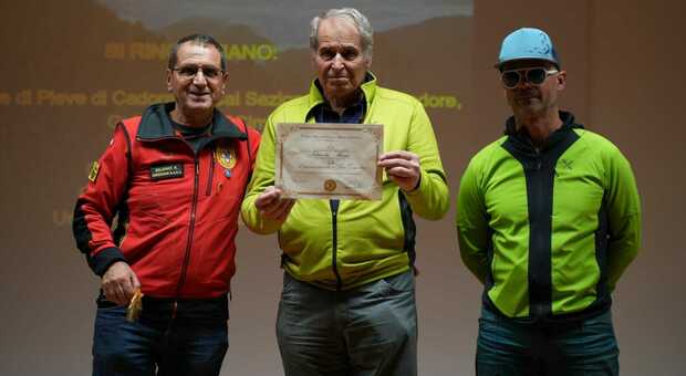 Alessio Tabacchi (in mezzo) premiato per i suoi 50 anni nel Soccorso alpino