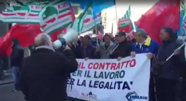 Napoli, la protesta dei mille operai: «Subito il rinnovo del contratto»