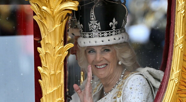 Camilla, primo compleanno da regina tra le polemiche, la foto indiga i sudditi. Poi il gesto di Harry e Meghan