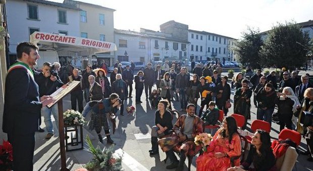 Terremoto nel Chianti, la terra trema ancora, ma una coppia non cancella il matrimonio
