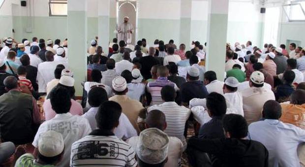 L'imam sale in cattedra e parla di Islam: bufera alla media “Pertile”