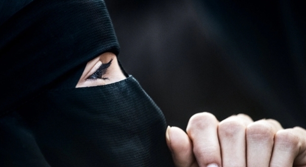 Medico chiede a donna islamica di togliersi il velo: rischia il licenziamento, petizione sul web