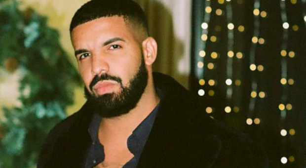 Drake regala 50mila euro a un fan al concerto: «Lei ti ha lasciato, ma questa è la tua serata»