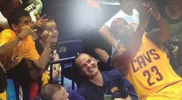 LeBron James come Totti: si fa un selfie con i tifosi