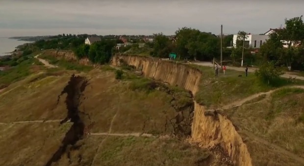 Ucraina, una frana crea una voragine di almeno 100 metri