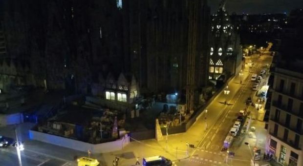 Barcellona, torna la paura. "Operazione antiterrorismo alla Sagrada Familia, controlli su un furgone". Poi l'allarme rientra -Live twitter