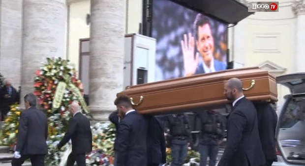 Funerali Frizzi, a riprendere la cerimonia gli operatori de L'Eredità