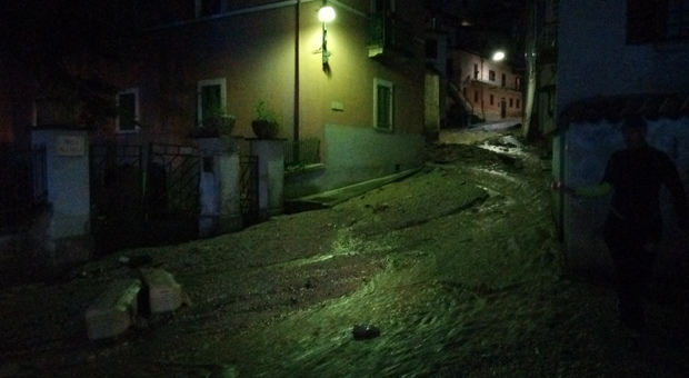 Bufera di acqua e fango su Vazia e Lisciano, auto trascinate via intere famiglie evacuate/Le foto