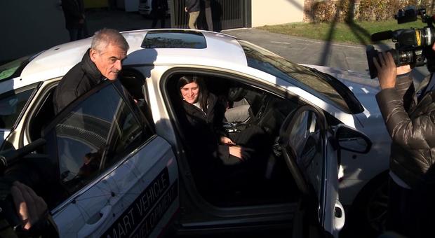 il presidente della Regione Piemonte, Sergio Chiamparino e la sindaca Chiara Appendino mentre salgono sull'auto a guida autonoma a Torino