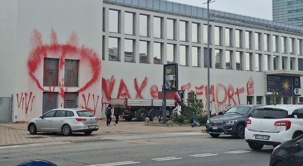Imbrattata con vernice rossa la sede di Smact a Padova: scritte no-vax e contro il 5G
