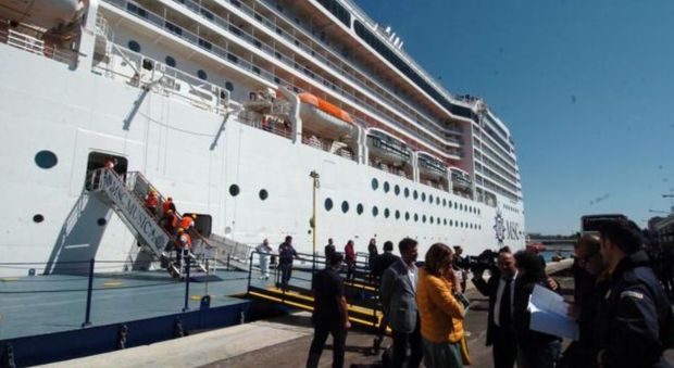 La nave Msc Musica entra nel porto di Brindisi