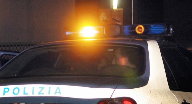 Roma, non si ferma all'alt e sperona l'auto della polizia: arrestato