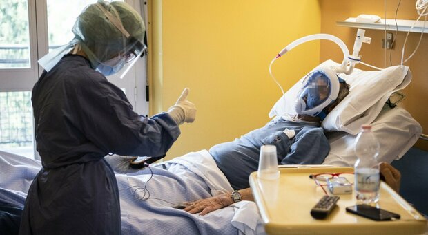 Un paziente colpito dal Coronavirus assistito in un reparto specializzato a Bruxelles