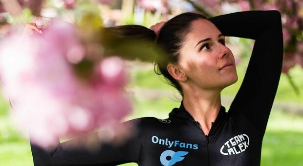 La sexy ciclista Alex Ianculescu: «Il mio sogno olimpico grazie alle foto su Onlyfans»