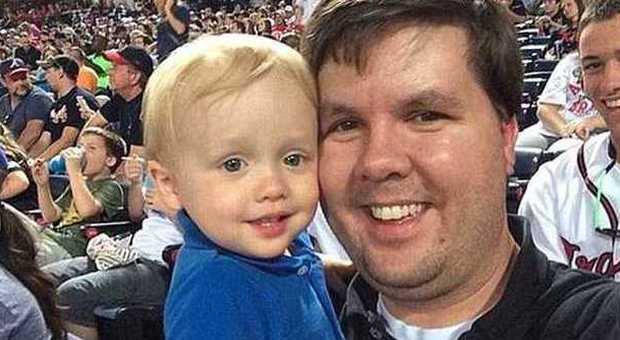 Il bimbo di 2 anni morì in auto per il caldo: "Il papà distratto, chattava con sei donne"