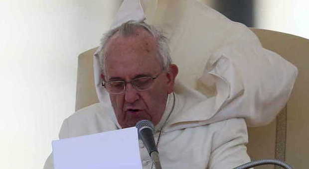 Papa Francesco perde lo zucchetto durante l'udienza: «Preghiamo per minatori e migranti»