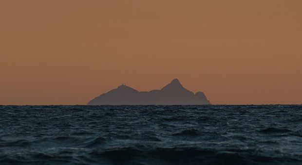 L'isola che non c'è: la foto scattata da Mondragone verso Latina scatena la gara sui social La risposta