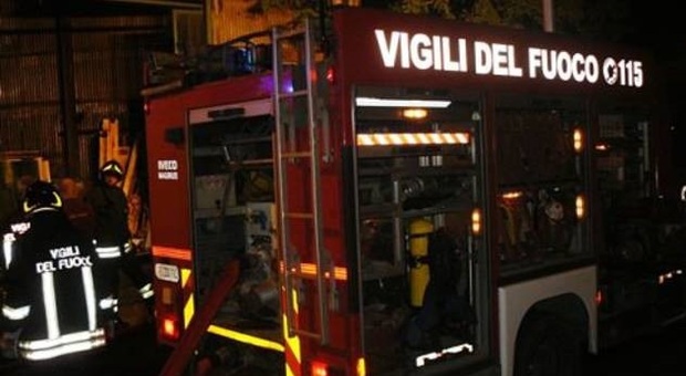 Notte di fuoco a Castelbellino: l'incendio nei campi minaccia le case, aria irrespirabile
