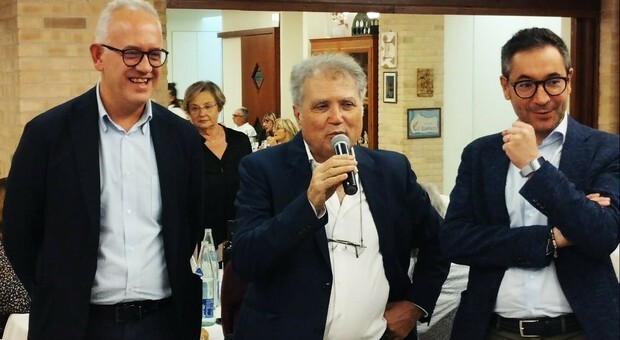 Piero De Santis tra i sindaci Fabrizio Ciarapica e Massimiliano Ciarpella