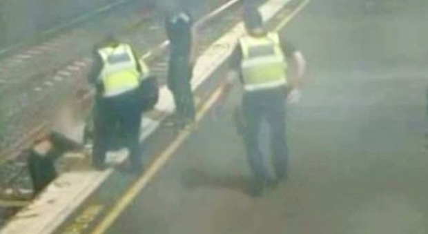 Australia, donna ubriaca si lancia sui binari mentre arriva il treno: salvata da tre poliziotti