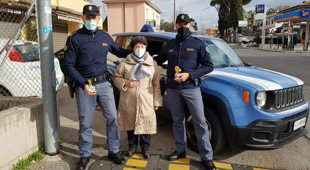 Anziana ferma una pattuglia e dona statuina di Gesù ai poliziotti per ringraziare del servizio