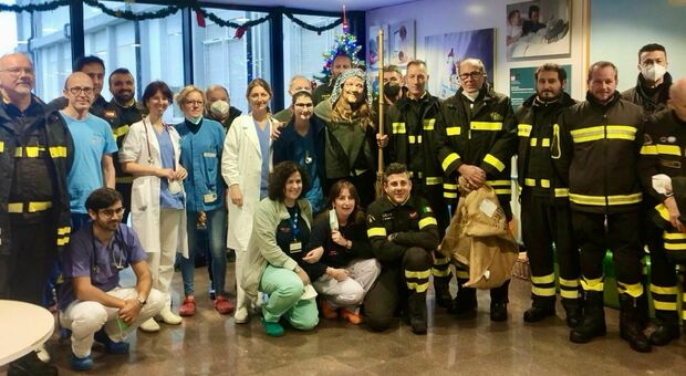Epifania. Una speciale Befana nel reparto di pediatria dell'ospedale Ca' Foncello di Treviso per consegnare le calzette ai bimbi ricoverati