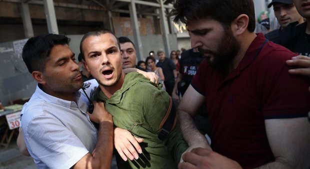 Istanbul, proiettili di gomma e lacrimogeni per disperdere il Gay Pride. Dieci arrestati