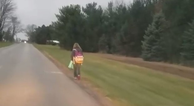 La figlia bulla viene sospesa da scuola, il papà la punisce facendola camminare per 8 chilometri