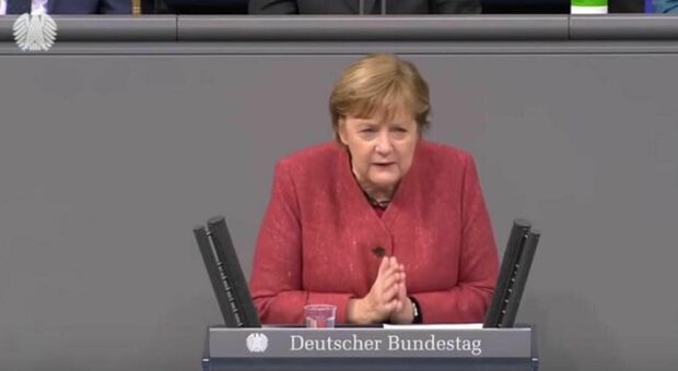 Lacrime tedesche: Angela Merkel commossa: «Misure più drastiche contro il Covid o perderemo i nostri nonni»
