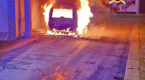 Ancora un'auto a fuoco nella notte: rogo nell'azienda di noleggio in Salento