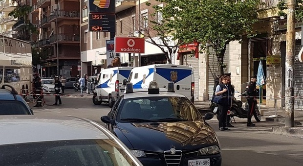 Assalto al Banco di Napoli, conflitto a fuoco tra rapinatori e guardie giurate