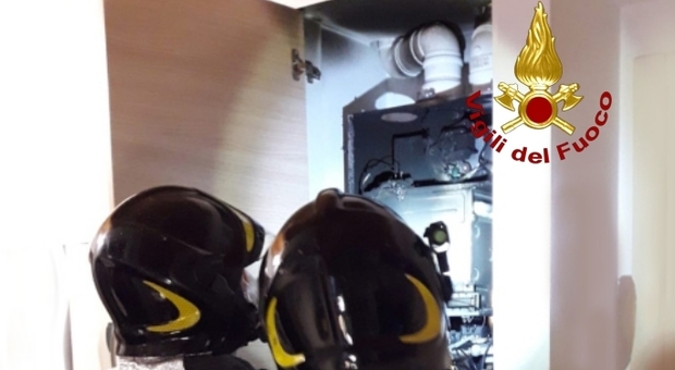Osimo, prende fuoco la caldaia a gas di un appartamento: paura