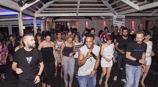 Anche nelle discoteche si balla al ritmo carioca
