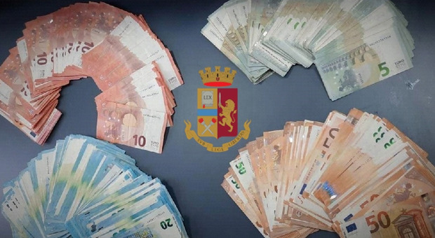 Napoli, non si ferma all'alt: scoperto con oltre 10mila euro in contanti